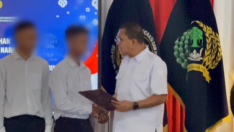Gubernur NTT,  Emanuel Melki Laka Lena secara simbolis menyerahkan remisi kepada anak binaan dalam rangka HUT ke-81 RI di Lembaga Pembinaan Khusus Anak (LPKA) Kelas I Kupang 