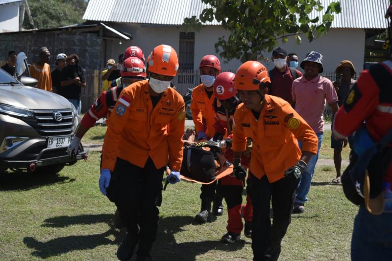 Proses evakuasi tujuh korban luka berat menggunakan helikopter Basarnas dari Manggarai Timur ke Labuan Bajo, Selasa (18/8/2026) petang 