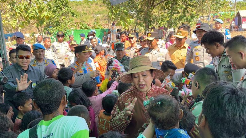  Kapolri, Jenderal Polisi Listyo Sigit Prabowo bersama Ketua Komisi IV DPR RI, Siti Hediati Soeharto didampingi Wagub NTT, Johni Asadoma dan Kapolda NTT Irjen Pol Rudi Darmoko meninjau langsung kondisi warga terdampak bencana yang mengungsi di Kabupaten Manggarai pada Selasa (18/8/2026). 