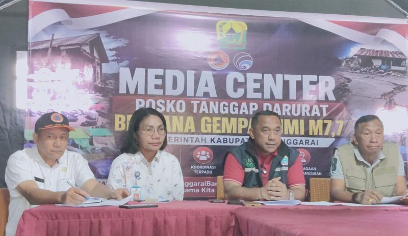 Bupati Manggarai Hery Nabit saat konferensi pers penanganan gempa, Kamis (20/8/2026). 