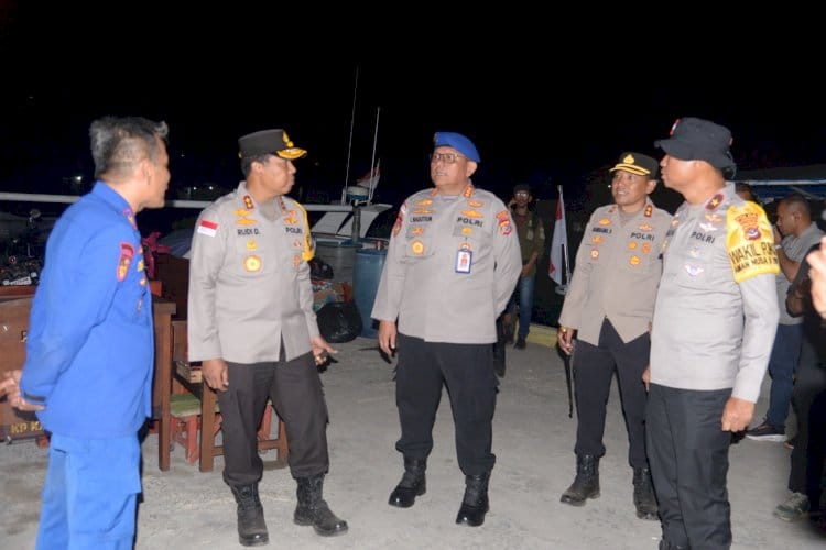  Kapolda NTT Irjen Pol Rudi Darmoko didampingi Wakapolda NTT Brigjen Pol. Faisal, Direktur Intelkam Polda NTT, Kombes Pol. Surisman, Direktur Polairud Polda NTT, Kombes Pol. Irwan Deffi Nasution serta Karo SDM Polda NTT, Kombes Pol. Andy Pramudya Wardana.saat melepas keberangkatan KP Kasturi 6002 yang mengangkut berbagai bantuan bagi korban gempa 