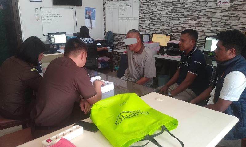 Penyidik Ditres PPA dan PPO Polda NTT melimpahkan Anwar, tersangka kasus TPPO ke Kejaksaan Negeri Sumba Timur. 