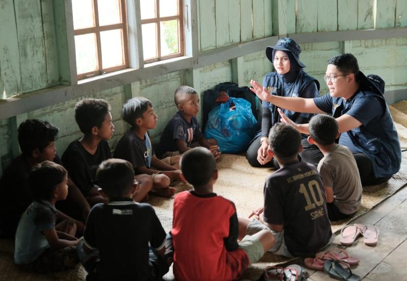 Relawan Bakti BUMN mendampingi anak-anak terdampak gempa NTT. 