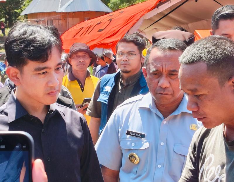 Wapres Gibran Rakabuming Raka didampingi Bupati Manggarai Hery Nabit saat mengunjungi masyarakat terdampak gempa di Manggarai. 