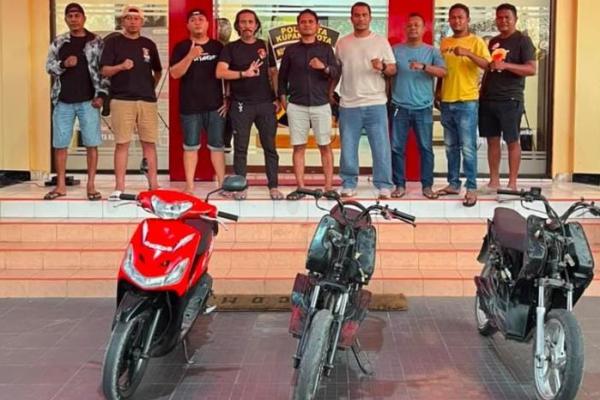 Tim URC Jatanras Polresta Kupang Kota mengamankan barang bukti sepeda motor yang dicuri lima remaja pria di Kota Kupang 