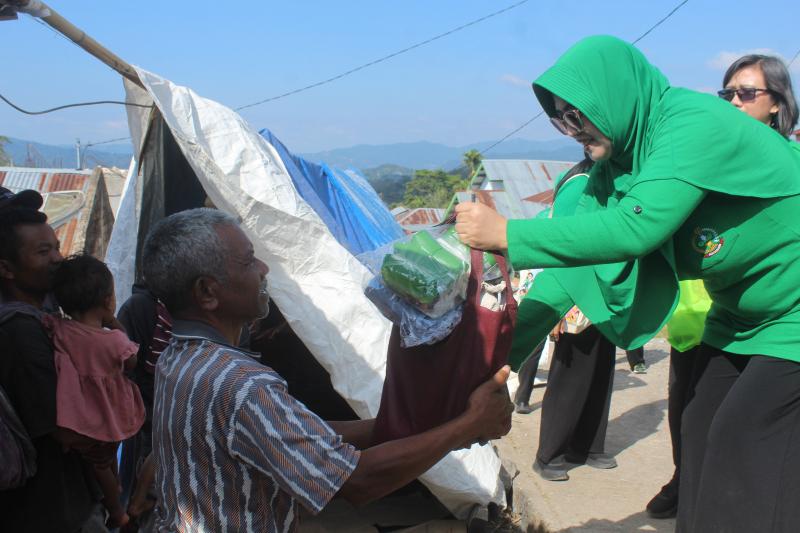 Persit menyerahkan bantuan sembako kepada warga terdampak gempa di Manggarai. 
