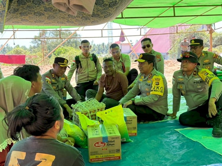 Kapolda Dan Wakapolda NTT Dengarkan Curhatan Korban Gempa Flores di Tenda Pengungsian
