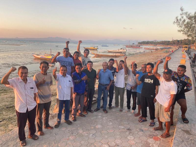 Ketua YPTB, Ferdi Tanoni, Penasihat Hukum YPTB, Frans Tulung, Penasihat YPTB, Pieter Fina, Haji Farren Mustafa, Zakharias Doroh saat menghadiri Peringatan 17 Tahun Tragedi Tumpahan Minyak Montara di Pantai Oesapa, Jumat (21/8/2026). 