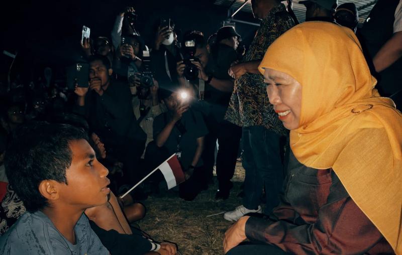 Gubernur Jatim Khofifah Indar Parawansa berdialog dengan anak-anak terdampak gempa di tenda pengungsian Desa Ranaka, Manggarai. 