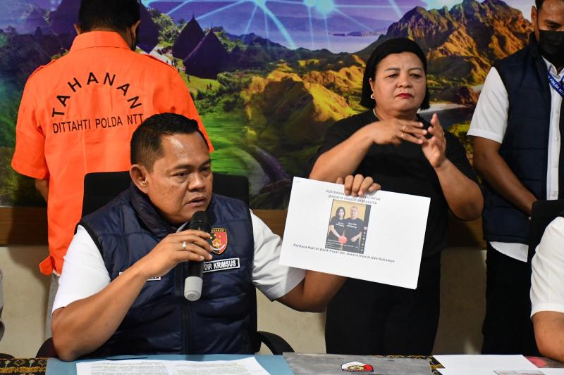 Dirreskrimsus Polda NTT Kombes Pol. FX. Irwan Arianto menunjukkan barang bukti 