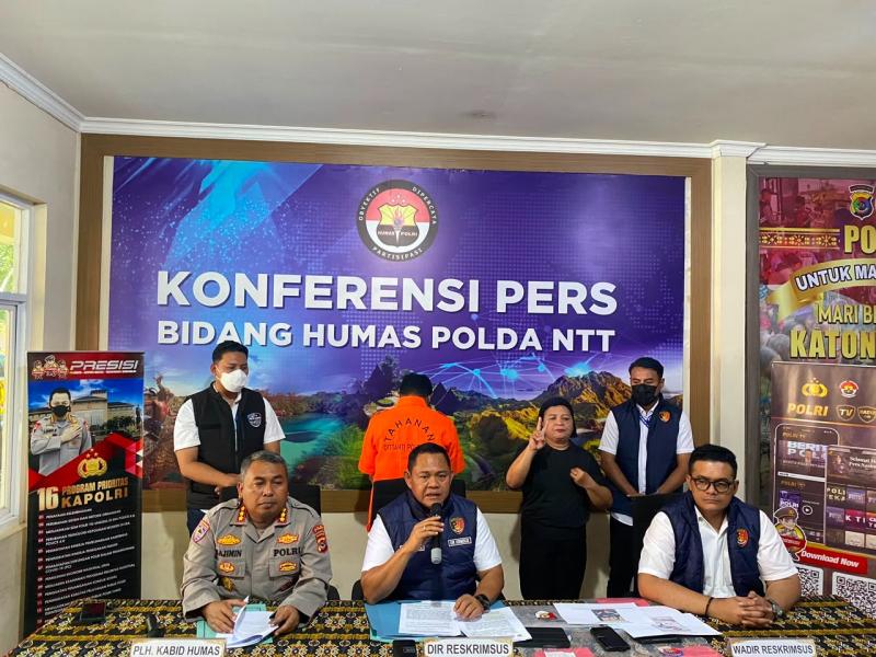 Direktur Reskrimsus Polda NTT, Kombes Pol FX Irwan Aryanto didampingi Wadir Reskrimsus, AKBP Andrey Valentino dan Plh Kabid Humas Polda NTT, Kombes Pol Sajimin   saat memberikan keterangan di Polda NTT 