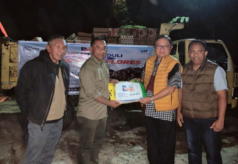 Penyerahan bantuan Bank NTT untuk korban gempa di Manggarai. 