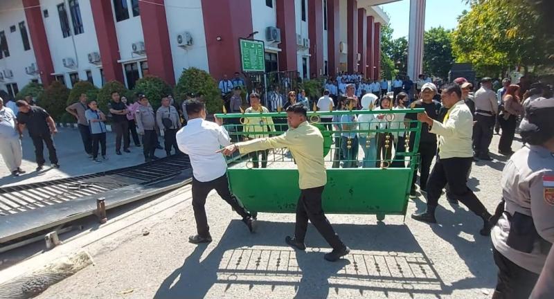 Rumah saksi dan fasilitas Pengadilan Negeri dirusak terdakwa dan keluarga pasca putusan sidang. 