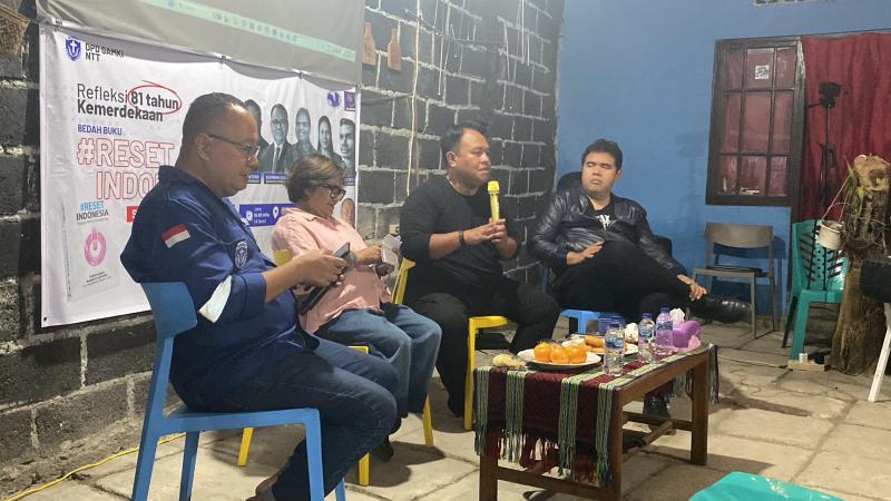 Penulis Buku #Rset Indonesia, Dandhy Dwi Laksono, Bersama Yanuar Nugroho dari Nalar Institute, Sarah Lerry Mboeik dari PIAR NTT dan moderator Winston N. Rondo, Ketua DPD GAMKI NTT saat Diskusi Publik bertajuk “Refleksi 81 Tahun Kemerdekaan” yang digelar di Rumat Ora Et Labora Tofa-Kota Kupang, Selasa (25/8/2026). 