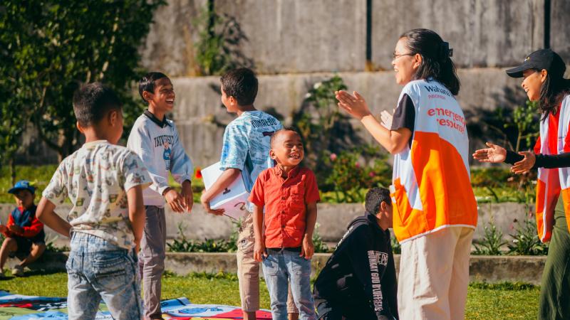 WVI memberikan dukungan psikososial kepada anak-anak terdampak gempa Manggarai. 