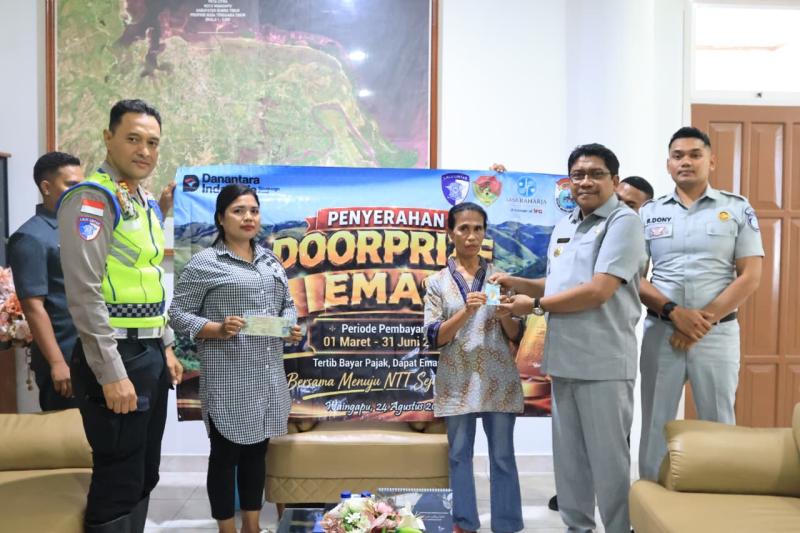 Bupati Sumba Timur  Umbu Lili Pekuwali menyerahkan emas doorprize kepada warga yang taat membayar pajak 