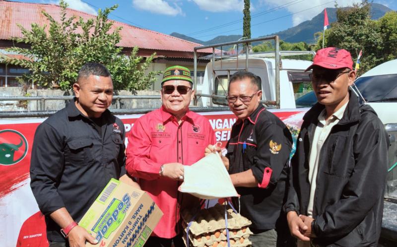 Penyerahan Simbolis Bantuan PDI Perjuangan Sumatera Selatan untuk Korban Gempa Flores di Ruteng, Manggarai. 