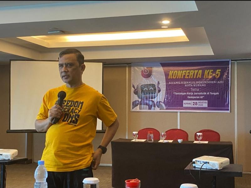 Sekjen AJI Indonesia, Wahyu Wardhana, saat menyampaikan materi pada Konferta ke-5 AJI Kupang, Jumat (28/8/2026). 