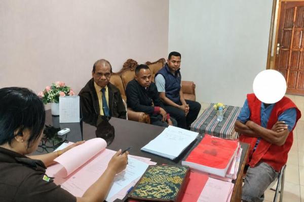  Penyidik Satreskrim Polres TTS saat melimpahkan tersangka ke Kejaksaan Negeri Soe-TTS. 