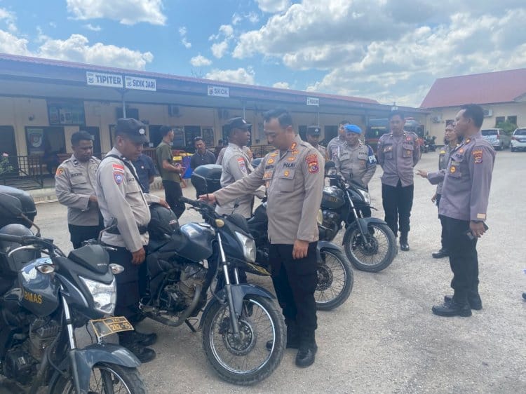  Kapolres Kupang AKBP Aditya Octorio Putra saat memeriksa kendaraan dinas Bhabinkamtibmas di Mako Polres Kupang, Kamis (27/8/2026)  