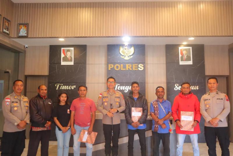 Kapolres TTS AKBP Kristiyan B. Martino memberikan pemghargaan kepada perwakilan pemuda yang batal karnaval dan menyumbangkan dana untuk korban gempa Flores 