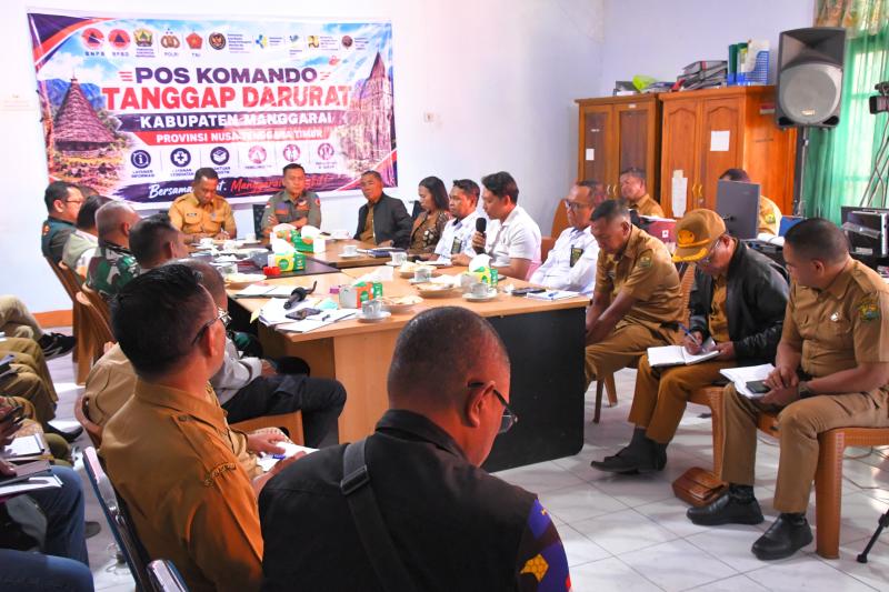 Rapat evaluasi penanganan dan persiapan masa transisi pascagempa M7,7 di Posko Komando Kabupaten Manggarai, Senin (31/8/2026). 