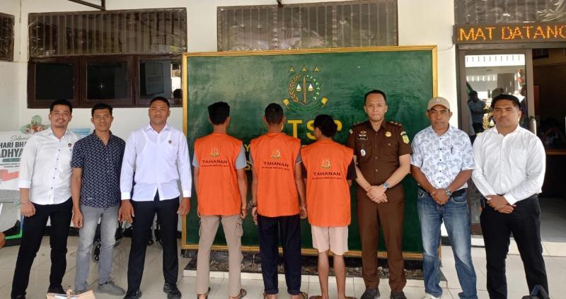 Penyidik Satreskrim Polres Rote Ndao melimpahkan tersangka ke Kejaksaan Negeri Baa-Rote Ndao 