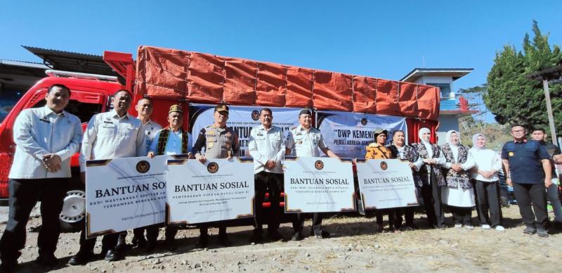 Ditjenpas menyalurkan bantuan sosial bagi masyarakat terdampak gempa bumi Flores di Kabupaten Manggarai. 