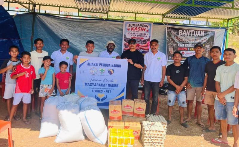 Relawan Aliansi Pemuda Nabire menyerahkan bantuan logistik untuk korban gempa Flores di Manggarai. 