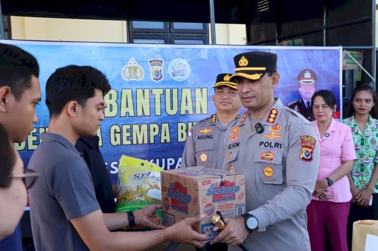 Kapolresta  Kupang Kota, Kombes Pol. Nelson Filipe Dias Quintas dan Bhayangkari Polresta Kupang Kota saat mengirimkan bantuan kepada warga korban gempa di Flores. 