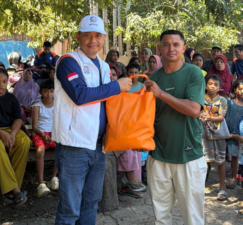Syahrudin menyerahkan bantuan kepada warga terdampak gempa. 