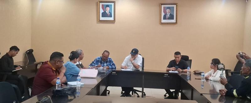 Anggota DPD RI asal NTT, Abraham Paul Liyanto menerima dan berdialiog dengan orang tua dokter Icha, Kamis (3/9/2026) 