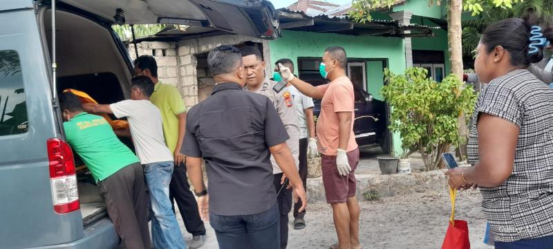 Polisi dan warga mengevakuasi  jenazah fotografer yang ditemukan meninggal dunia 