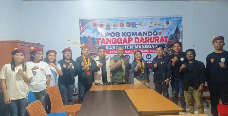 Bupati Hery Nabit bersama Pengurus PMKRI di Pos Komando Tanggap Darurat Kabupaten Manggarai. 