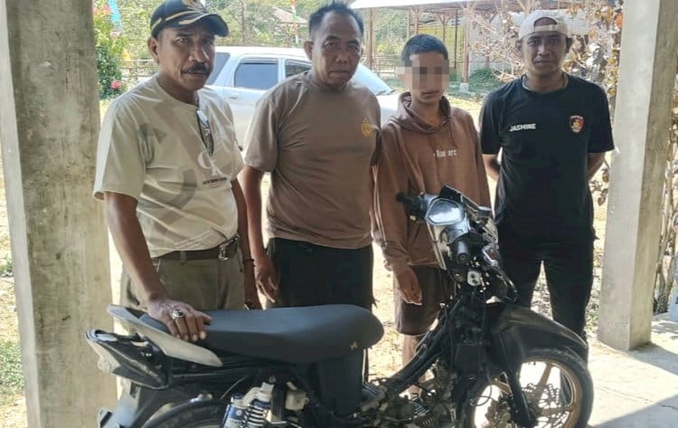 Pelaku pencurian sepeda motor yang berhasil diamankan bersama barang bukti sepeda motor Honda Supra. 