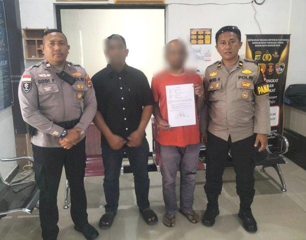 Pelaku pencurian di biara TDM dan  barang bukti saat diamankan di Polresta Kupang. 