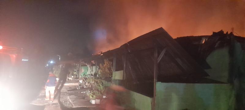 Sembilan unit rumah dinas TNI di asrama TNI AD Kelurahan Kuanino, Kota Kupang terbakar, Sabtu (12/9/2026). 