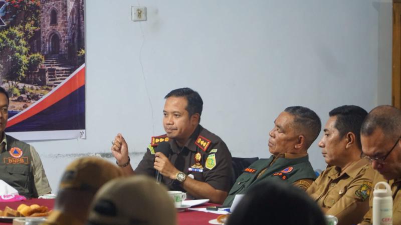 Rapat evaluasi tanggap darurat gempa bumi Kabupaten Manggarai. 