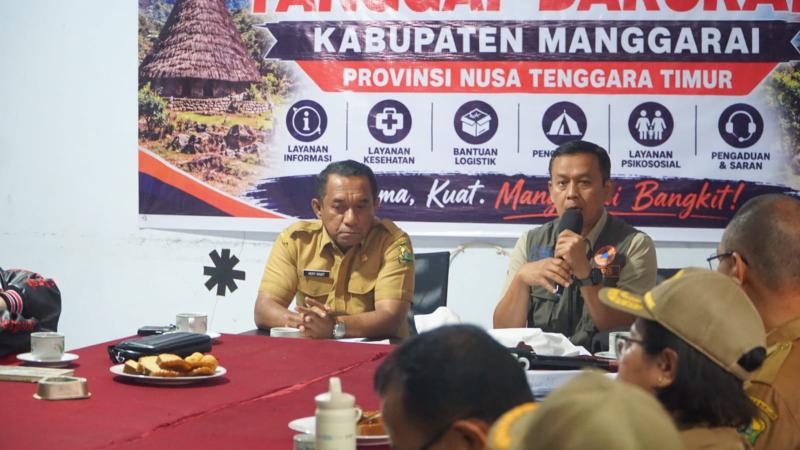 Rapat evaluasi penanganan darurat gempa bumi di Posko BPBD Manggarai. 