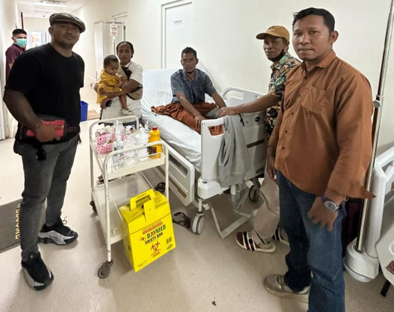 Fransiskus Xaverius Boi bersama keluarga dan kerabat saat mendapat perawatan di RSUD Komodo. 