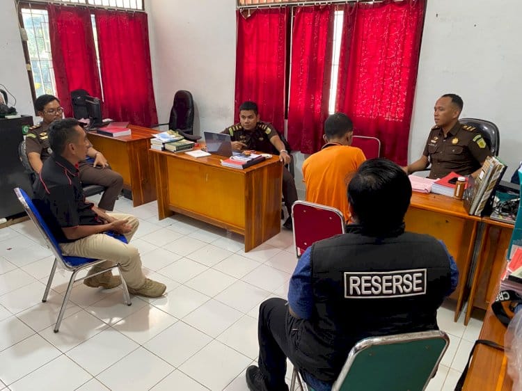 Penyidik Polsek Lobalain menyerahkan tersangka ke Kejaksaan Negeri Rote Ndao     