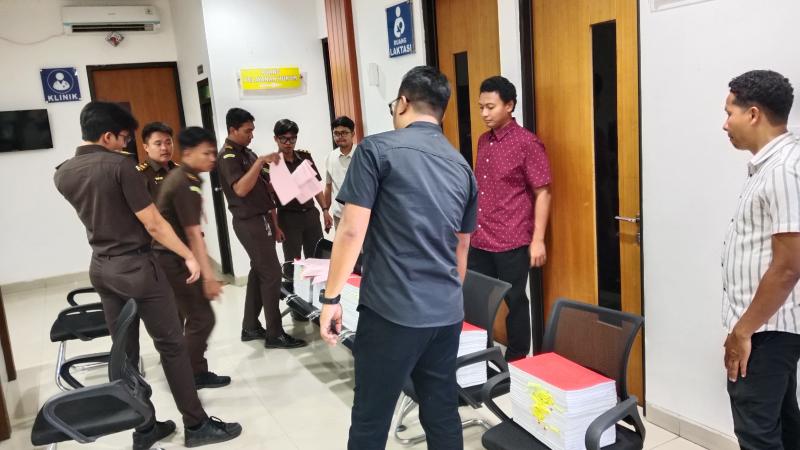 Penyidik Satreskrim Polres Ende melimpahkan para tersangka dan barang bukti kasus tindak pidana korupsi pada pembuatan kapal penangkap ikan ukuran 5 GT berbahan baku Fiber Glass ke Kejaksaan Negeri Ende, Selasa (15/9/2026) siang. 