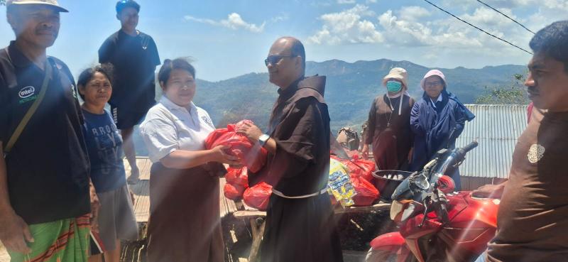 Solidaritas di Tengah Jalan Terjal, JPIC OFM Salurkan 1.150 Paket Sembako bagi Korban Gempa Matim