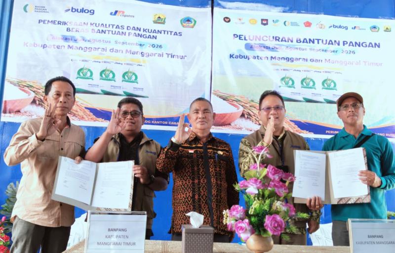 Peluncuran serta pemeriksaan kualitas dan kuantitas bantuan pangan beras alokasi Juli, Agustus, dan September 2026 untuk Kabupaten Manggarai dan Manggarai Timur di Gudang Bulog Kantor Cabang Ruteng, Jumat, 18 September 2026. 