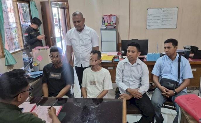 Kanit Reskrim Polsek Maulafa, Ipda Gyan Algyandro Ndoen dan anggota Reskrim Polsek Maulafa saat melimpahkan tersangka ke Kejaksaan 