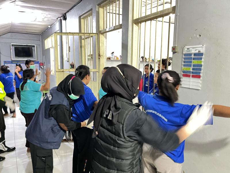 Petugas gabungan saat melalukan penggeledahan di Lapas 