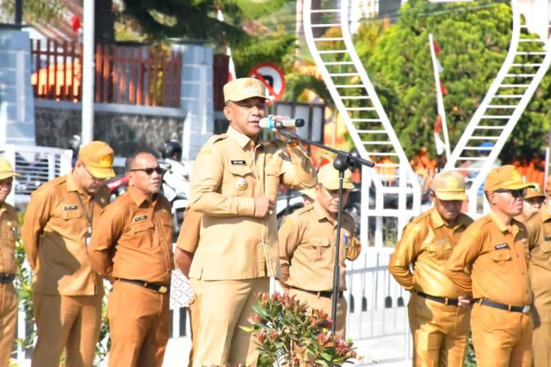 Bupati Manggarai Hery Nabit memimpin apel mingguan ASN di Natas Labar Motang Tua, Senin (21/9/2026). 