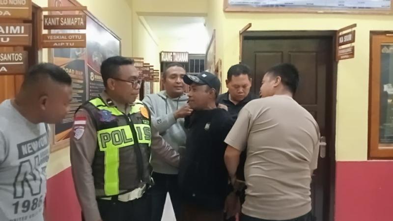  Kasat Lantas Polres TTS Iptu I Gusti Komang Astina didampingi anggota lantas serta anggota Polsek Amanuban Timur dan Amanuban Tengah berhasil menangkap tersangka pada Minggu (20/9/2026) sore.  