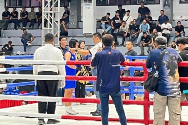 Polisi wanita (Polwan) Satuan Brimob Polda NTT, Bripda Erniati Ngongo mempersembahkan medali emas pada ajang bergengsi Open Turnamen Kejuaraan Tinju Piala Panglima TNI Tahun 2026 yang berlangsung di GOR Pancasila, Surabaya. 