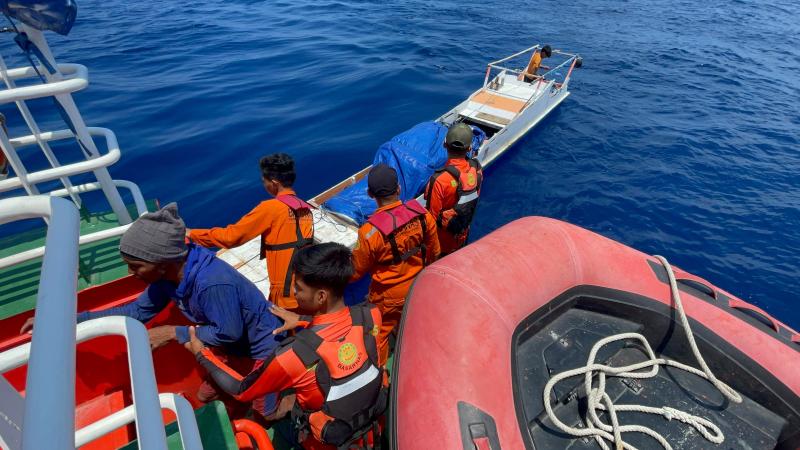 Ayah dan anak saat ditemukan selamat setelah hilang kontak 
